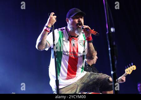 Dallas, Stati Uniti. 18 ottobre 2024. Dr. Shenka, cantante della band messicana Ska Panteon Rococo, si esibisce come parte dell'Esta Noche U.S.A. Tour 2024 al Factory in Deep Ellum. Il 18 ottobre 2024 a Dallas, Texas. (Foto di Javier Vicencio/Eyepix/Sipa USA) credito: SIPA USA/Alamy Live News Foto Stock