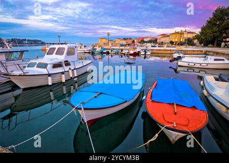 Vista panoramica della città di Porec dall'alba al mattino dal molo Foto Stock