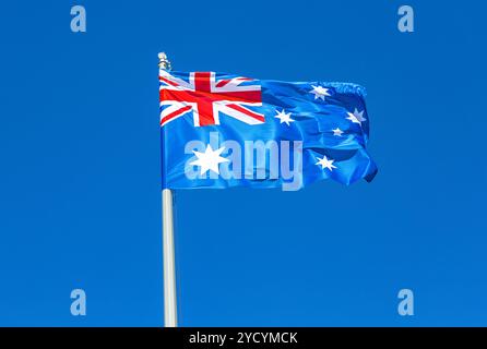 Bandiera dell'Australia che sventola nel vento contro il cielo Foto Stock