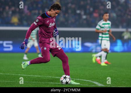 Bergamo, Italia. 23 ottobre 2024. Marco Carnesecchi dell'Atalanta BC visto in azione durante la fase di UEFA Champions League 2024/25 - Matchday3 partita di calcio tra l'Atalanta BC e il Celtic FC allo stadio Gewiss. Punteggio finale: Atalanta BC 0 : 0 Celtic FC. (Foto di Fabrizio Carabelli/SOPA Images/Sipa USA) credito: SIPA USA/Alamy Live News Foto Stock