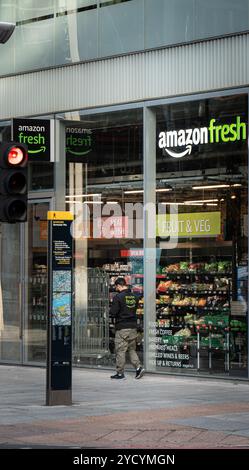 Londra, Regno Unito. 19 ottobre 2024: Il cartello con il nome e la facciata della filiale del negozio di alimentari Amazon Fresh nel quartiere di Southwark. Foto Stock