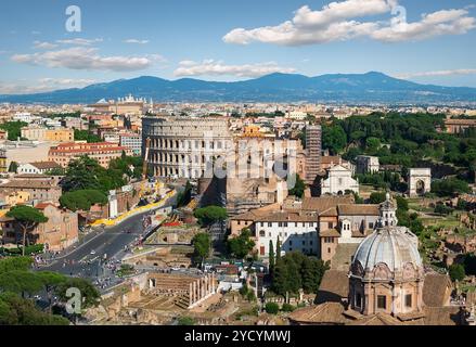 Grande antico Colosseo a Roma al tramonto, Italia Foto Stock