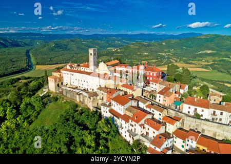 Vista aerea idilliaca della cittadina collinare di Motovun Foto Stock