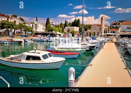 Porto di Malinska e vista sul mare Foto Stock