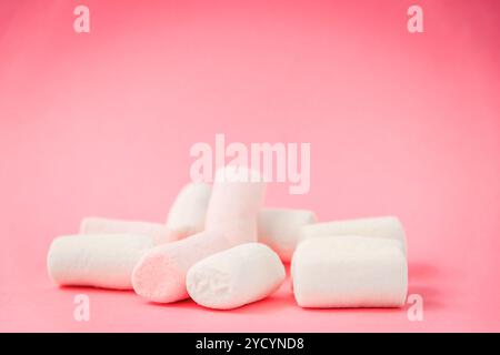 Zephyr marshmallow su sfondo delicatamente rosa Foto Stock