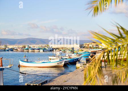 Panorama della città vecchia, il mare, barche a Nessebar in Bulgaria Foto Stock