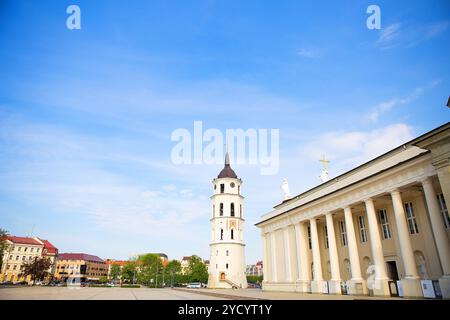 Vista del campanile e la cattedrale della Basilica di San Stanislao e San Vladislav. Vilnius, Lituania Foto Stock