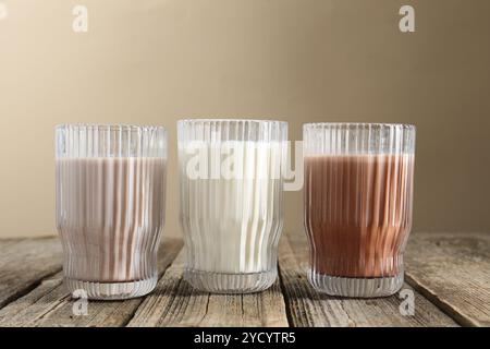 Diversi gustosi cocktail proteici in bicchieri su un tavolo di legno Foto Stock