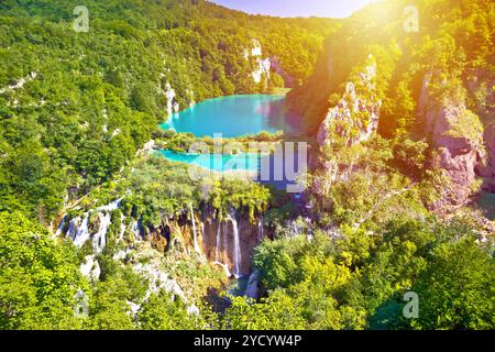 Cascate paradisiache del parco nazionale dei laghi di Plitvice con vista sulla foschia Foto Stock