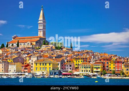 Antica architettura della città di Rovigno e vista sul lungomare Foto Stock