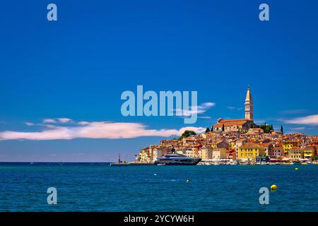 Antica architettura della città di Rovigno e vista sul lungomare Foto Stock