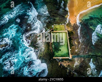 Giri mattutini presso la piscina di roccia di Mona vale Foto Stock
