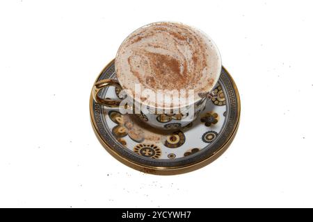 Il caffè con il latte e un pattern di cannella su uno sfondo bianco. Il Cappuccino su uno sfondo bianco. Foto Stock