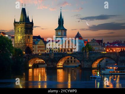 Luna su torri sul Ponte Carlo al tramonto, Praga Foto Stock