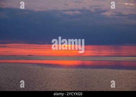 Un tramonto luminoso sul Golfo di Finlandia. Tramonto sul mare. Tramonto sul Golfo. Luce serale, estate calda, cielo cremisi e piccolo Foto Stock