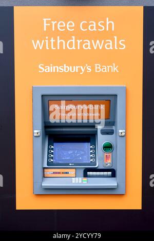 Un bancomat fuori da un supermercato Sainsbury's aperto di recente ad Archway, Londra. Foto Stock