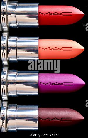 Un grande modello di rossetti in mostra fuori da un negozio di cosmetici Mac in Carnaby Street, Londra. Foto Stock