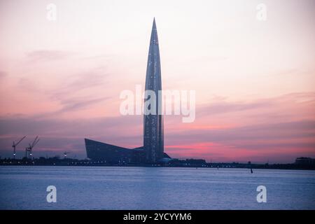 Lahta Center a San Pietroburgo al tramonto. Alto centro affari dell'edificio. Russia, luglio 2018 Foto Stock