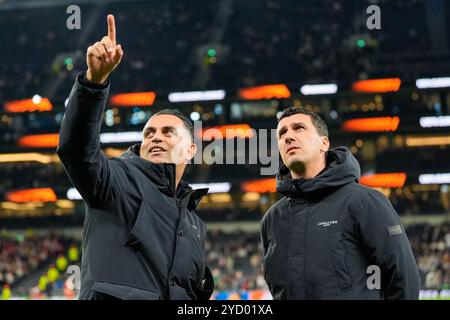 Londra, Regno Unito. 24 ottobre 2024. LONDRA, INGHILTERRA - 24 OTTOBRE: Il team manager Ari Menmi dell'AZ e il capo allenatore Maarten Martens dell'AZ guardano durante una partita UEFA Europa League 2024/25 nella fase MD3 tra il Tottenham Hotspur e l'AZ Alkmaar al Tottenham Hotspur Stadium il 24 ottobre 2024 a Londra, Inghilterra. (Foto di ed van de Pol/Orange Pictures) credito: Orange Pics BV/Alamy Live News Foto Stock