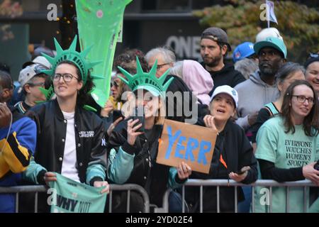 Tifosi che celebrano il campione WNBA New York Liberty in una sfilata di vittorie a Lower Manhattan. Foto Stock