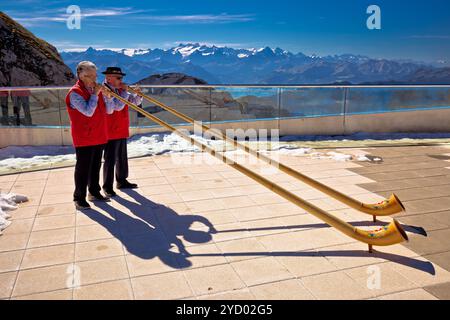 Giocatori svizzeri tradizionali di Alphorn sulla vetta del monte Pilatus Foto Stock