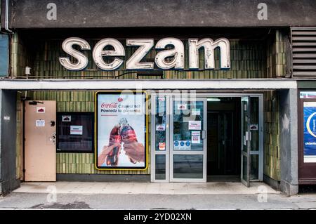 Varsavia, Polonia - 9 agosto 2014: Ingresso alla società commerciale "Sezam" l'ultimo giorno prima della chiusura e della decostruzione, Coca-Cola ad visible Foto Stock