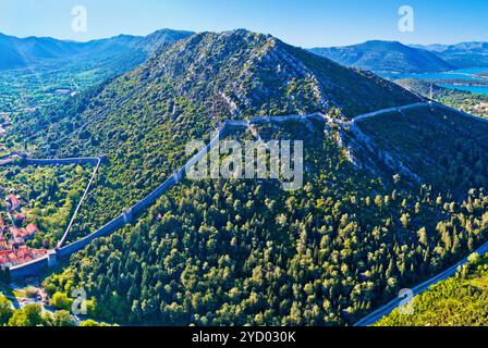 Vista aerea panoramica delle mura storiche di Ston e della penisola di Peljesac Foto Stock