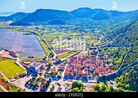 Vista aerea panoramica delle mura storiche di Ston e della penisola di Peljesac Foto Stock