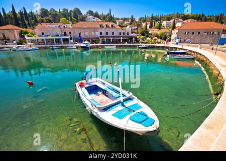 Colorato porto turchese nella città di Cavtat Foto Stock