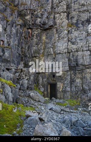 Una porta per una stanza nella cava di Herbert sulla Black Mountain nel Carmarthenshire, Galles del Sud, Regno Unito Foto Stock