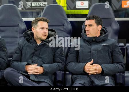 Londra, Regno Unito. 24 ottobre 2024. LONDRA, INGHILTERRA - 24 OTTOBRE: Il manager dell'Assiatant Jan Sierksma dell'AZ parla con il capo-allenatore Maarten Martens dell'AZ durante una partita UEFA Europa League 2024/25 nella fase MD3 tra il Tottenham Hotspur e l'AZ Alkmaar al Tottenham Hotspur Stadium il 24 ottobre 2024 a Londra, Inghilterra. (Foto di ed van de Pol/Orange Pictures) credito: Orange Pics BV/Alamy Live News Foto Stock