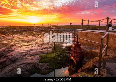 Alba e pescatore a Mona vale Australia Foto Stock
