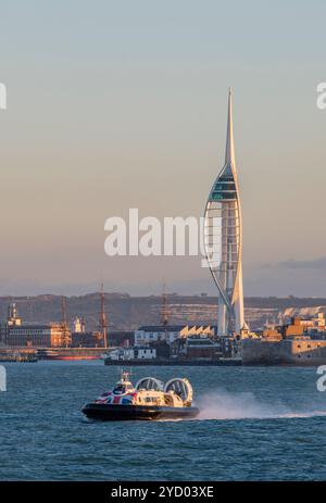 Il servizio hovercraft dell'isola di wight attraversa il solent passando per la torre dello spinnaker all'ingresso di Portsmouth Harbour, Regno Unito Foto Stock