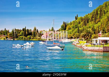 Vista sul lago di Garda sul lungomare di Toscolarno Maderno Foto Stock