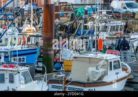 Affollata banchina di pesci o porto di pescatori a Old Portsmouth nell'Hampshire, Regno Unito. Barche da pesca nel porto di Portsmouth. Foto Stock