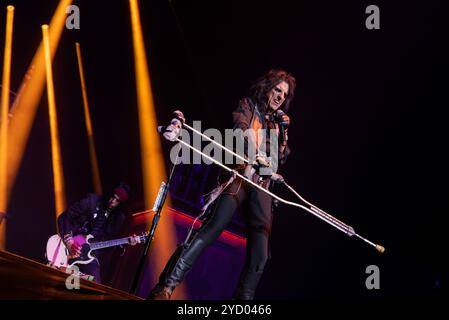 Alice Cooper live in concerto alla Birmingham Utilita Arena, 'Too Close for Comport' tour, 16 ottobre 2024 Foto Stock