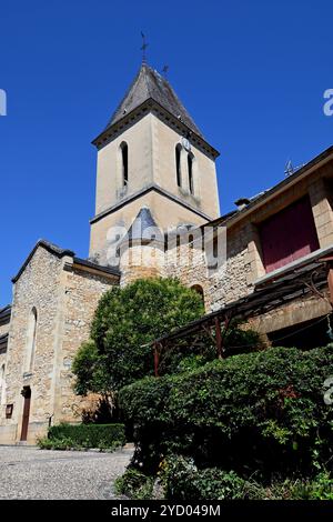 Esterno della chiesa (église) di San Martino del XIV secolo nel piccolo villaggio Perigord di Daglan nel dipartimento francese della Dordogna. Foto Stock