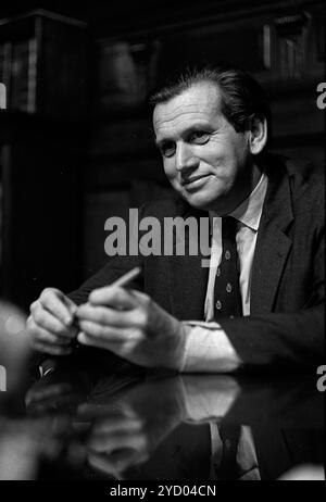 L'uomo d'affari e politico argentino Jorge Zorreguieta durante un'intervista stampa a Buenos Aires, Argentina, 2 maggio 1969. Foto Stock