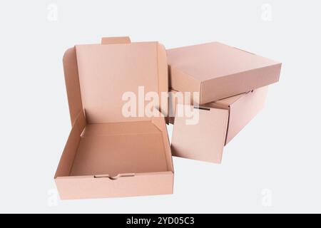 Scatola per scarpe in cartone marrone con coperchio per mockup di confezioni regalo isolata su sfondo bianco con percorso di ritaglio. Foto Stock