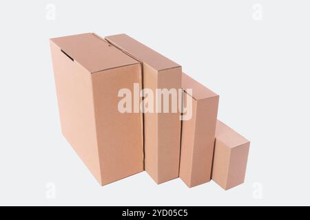 Scatola per scarpe in cartone marrone con coperchio per mockup di confezioni regalo isolata su sfondo bianco con percorso di ritaglio. Foto Stock