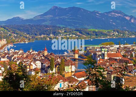 Vista aerea panoramica della città e del lago di Lucerna Foto Stock