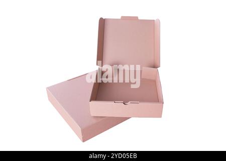 Vista dall'alto, scatola per scarpe in cartone marrone con apertura per mockup di confezioni regalo isolata su sfondo bianco con percorso di ritaglio. Foto Stock