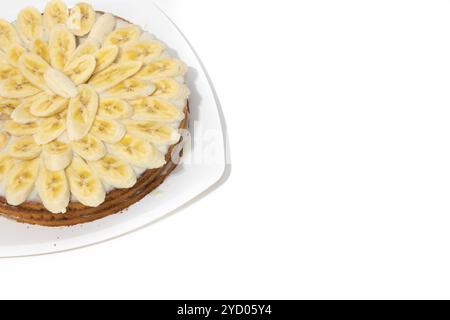 Banana torta biscotto su uno sfondo bianco. Torta dolce con latte condensato salsa. Prodotti da forno Foto Stock