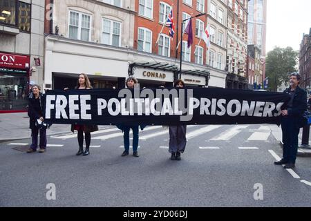 Londra, Regno Unito. 24 ottobre 2024. I manifestanti tengono uno striscione "prigionieri politici liberi" durante la manifestazione. Gli attivisti hanno organizzato la mostra di protesta dei prigionieri politici liberi al di fuori del Ministero della giustizia, invitando il procuratore generale a liberare gli attivisti per il clima e altri manifestanti attualmente nelle prigioni britanniche. I manifestanti che hanno partecipato alla mostra hanno bloccato la strada fuori dal MOJ con foto di attivisti in carcere e di altri prigionieri politici. (Foto di Vuk Valcic/SOPA Images/Sipa USA) credito: SIPA USA/Alamy Live News Foto Stock