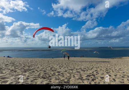 Duna di Pilat, Francia - 14 agosto 2024: Persone in parapendio presso la grande duna di Pilat, bacino di Arcachon, Nouvelle Aquitaine, Francia. Foto Stock