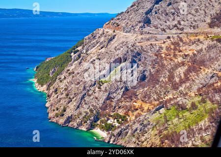 Strada panoramica sulla riviera di Makarska, vista sul lungomare delle scogliere di Biokovo Foto Stock