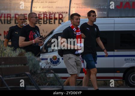 Bilbao, Spagna, 24 ottobre 2024: Diversi tifosi dello Slavia Praha camminano durante l'anteprima della partita UEFA Europa League tra Athletic Club e Slavia Praha, il 24 ottobre 2024, a Bilbao, Spagna. Crediti: Alberto Brevers / Alamy Live News. Foto Stock