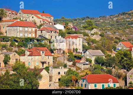 Hillside storico villaggio di pietra di Lozisca sull'isola di Brac Dalmazia, regione della Croazia Foto Stock