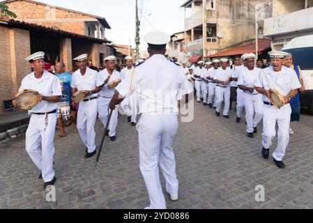 Saubara, Bahia, Brasile - 3 agosto 2024: I membri del Frigate Marujada brasiliano si esibiscono durante un incontro Chegancas nella città di Saub Foto Stock