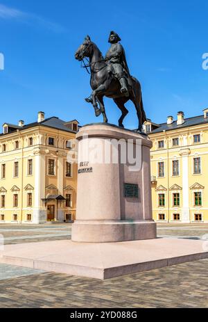 Monumento a Pietro il grande accanto al Palazzo Konstantinovsky Foto Stock